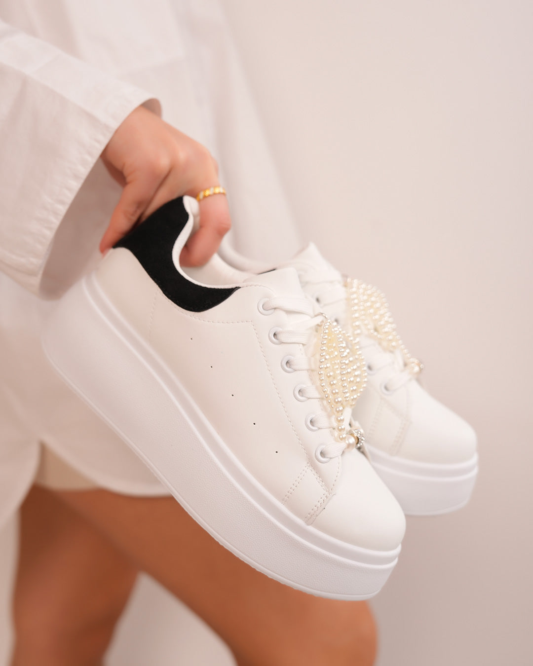 Basket blanche femme avec empiècement noir et lacets perles élégants