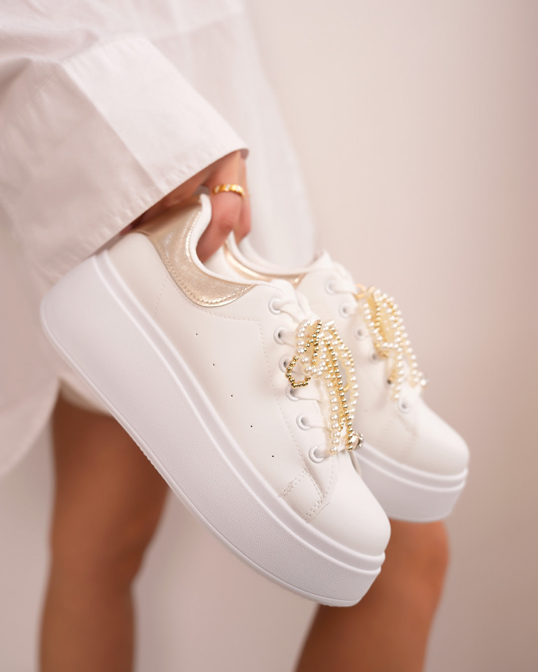 Basket blanche femme avec empiècement doré et lacets ornés de perles