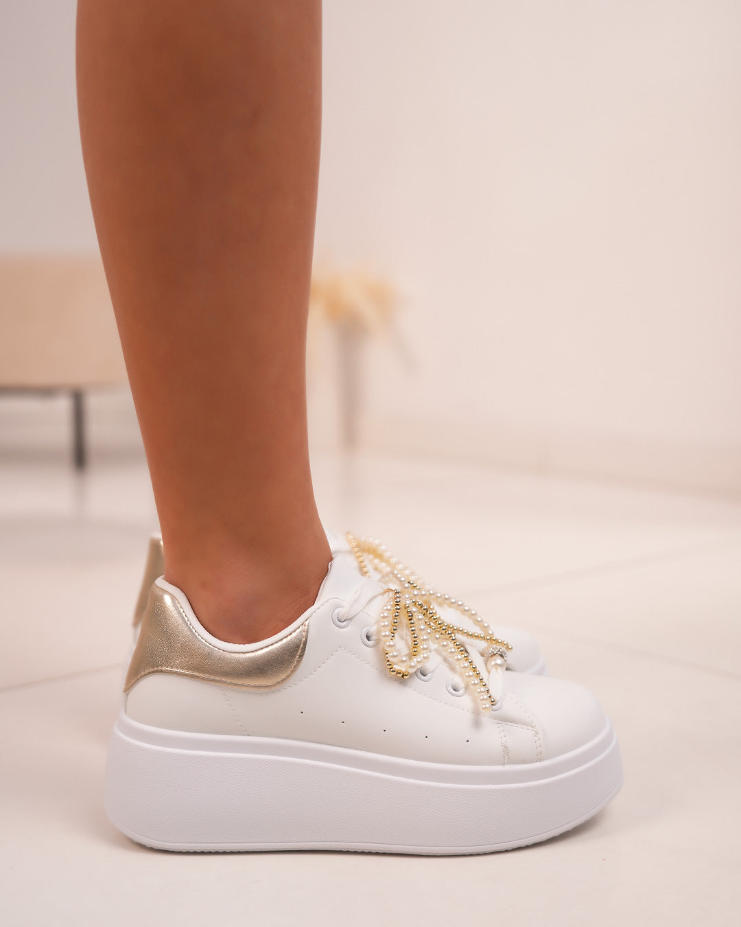 Basket blanche femme avec empiècement doré et lacets ornés de perles