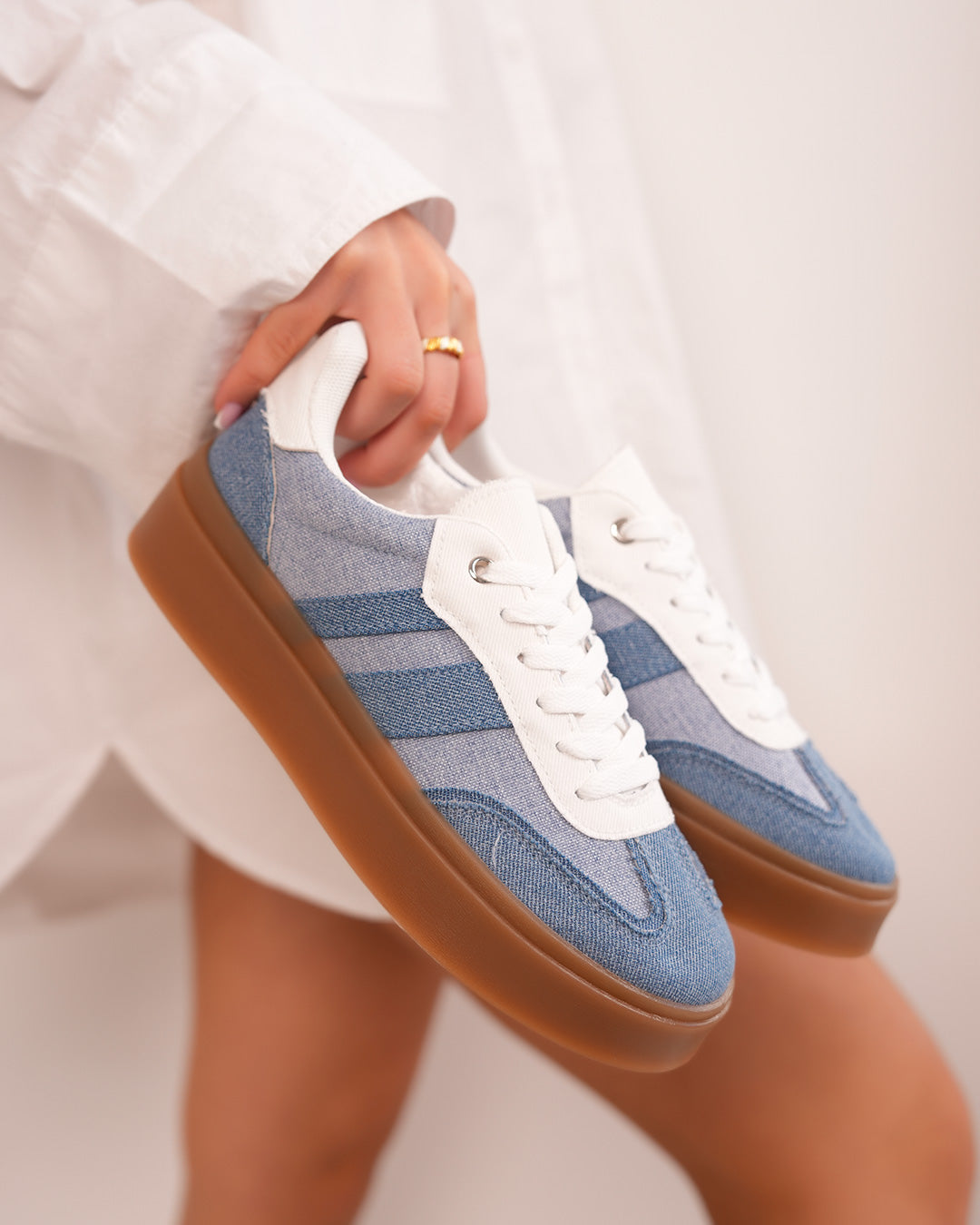 Basket effet jean femme avec semelle épaisse marron et détails blancs