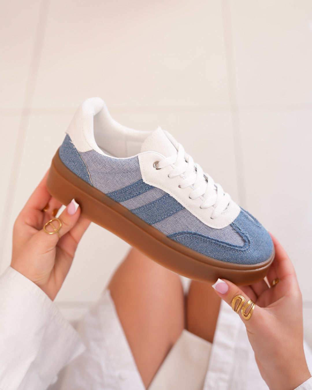 Basket effet jean femme avec semelle épaisse marron et détails blancs