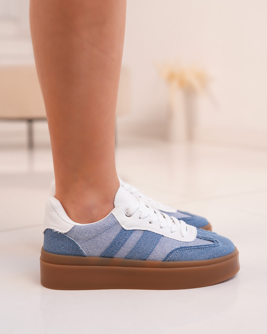 Basket effet jean femme avec semelle épaisse marron et détails blancs