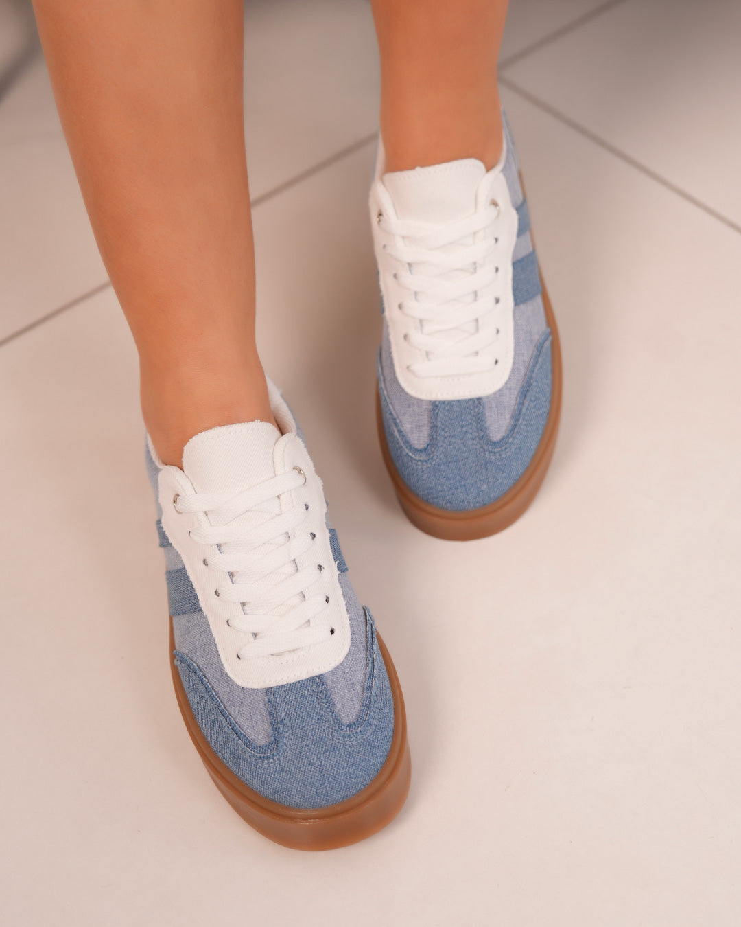 Basket effet jean femme avec semelle épaisse marron et détails blancs