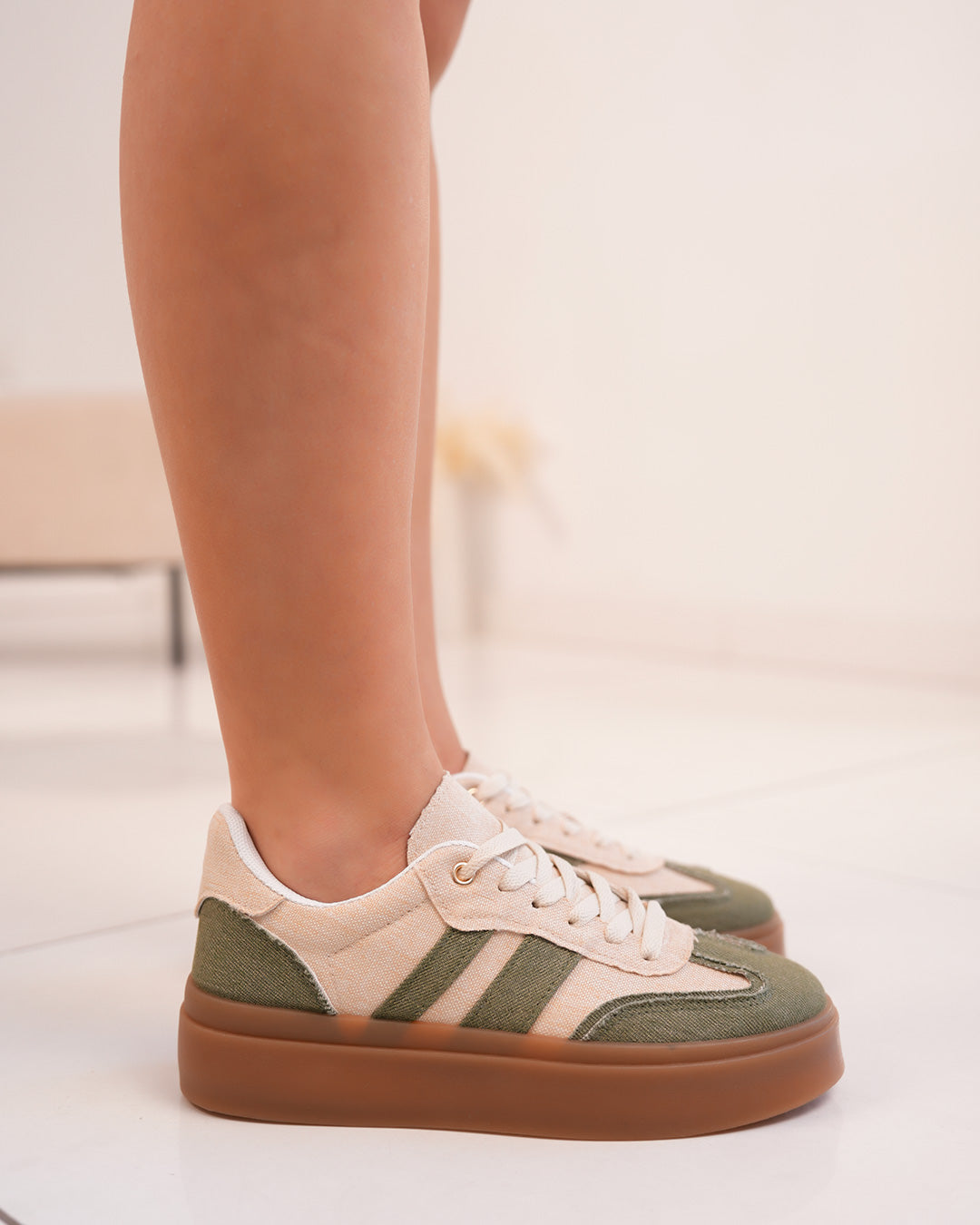 Basket femme effet jean beige et kaki avec semelle épaisse marron