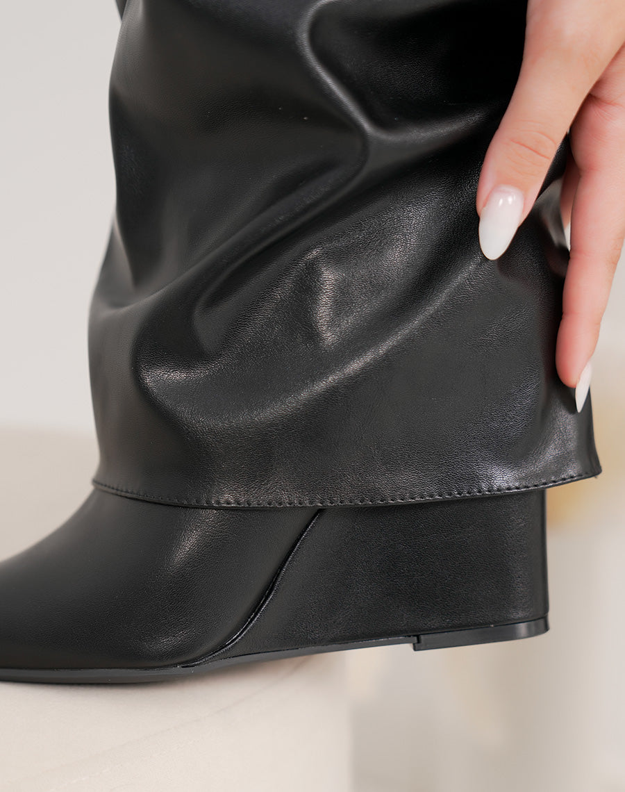 Bottes femme noires élégantes à talon compensé et détail doré chic