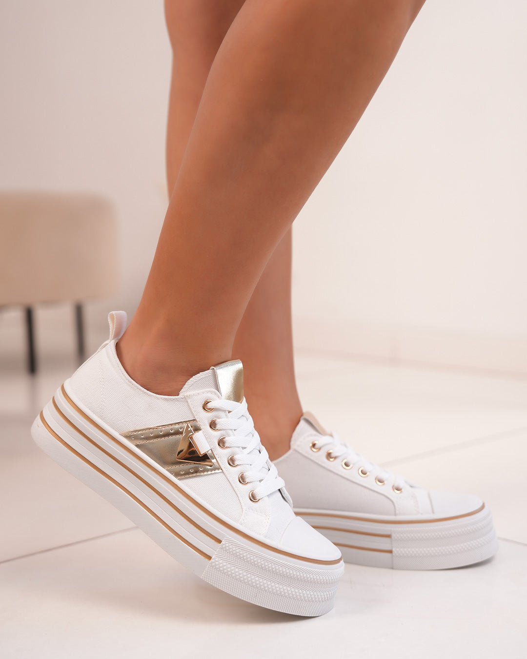 Basket blanche basse femme avec détail doré et semelle plateforme