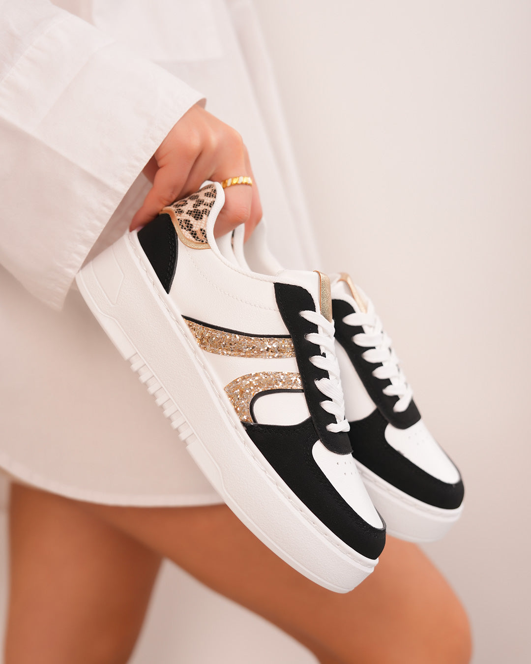Basket blanche et noire femme avec détails léopard et paillettes dorées