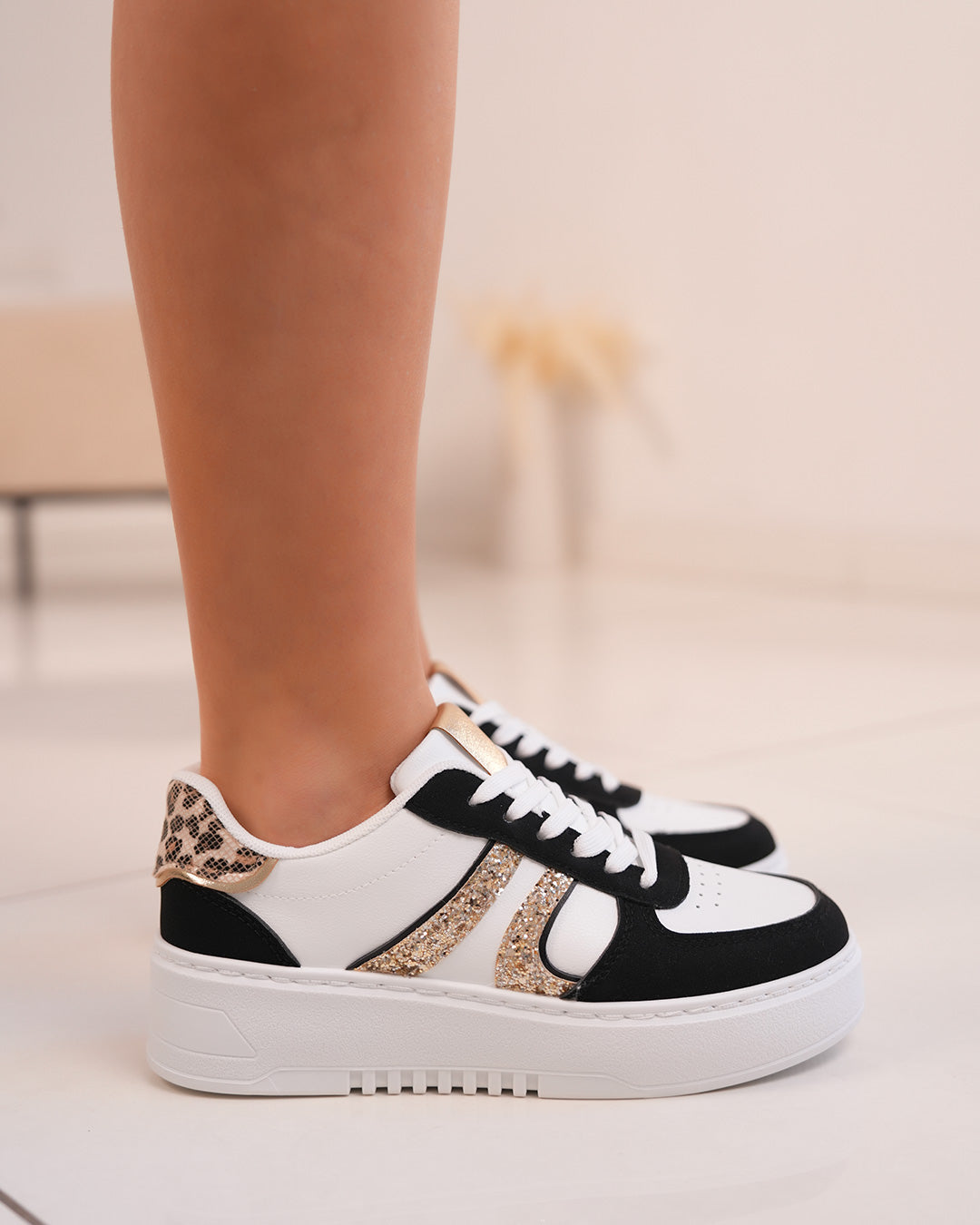 Basket blanche et noire femme avec détails léopard et paillettes dorées