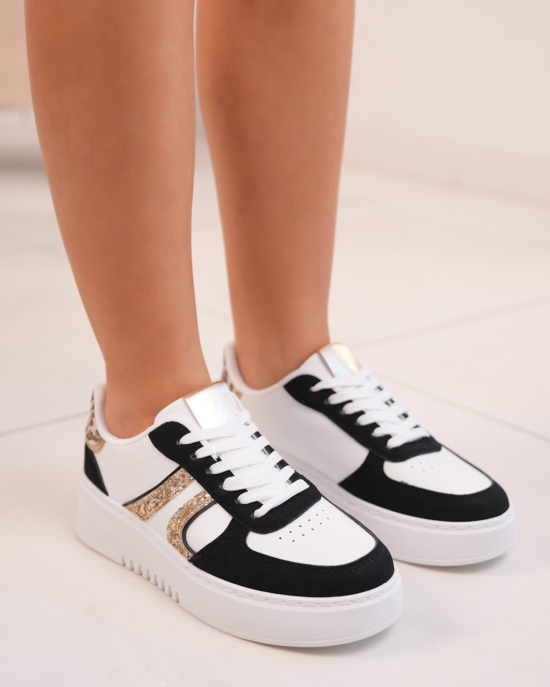 Basket blanche et noire femme avec détails léopard et paillettes dorées