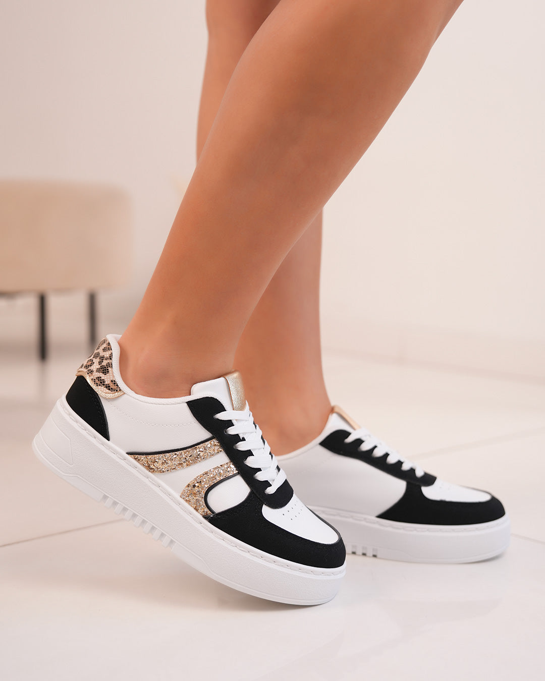Basket blanche et noire femme avec détails léopard et paillettes dorées