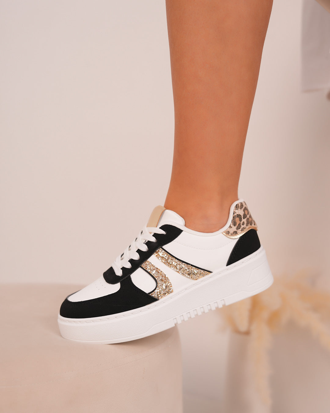 Basket blanche et noire femme avec détails léopard et paillettes dorées