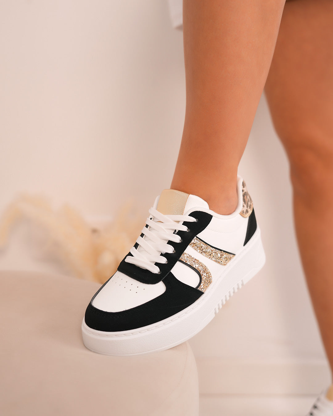 Basket blanche et noire femme avec détails léopard et paillettes dorées