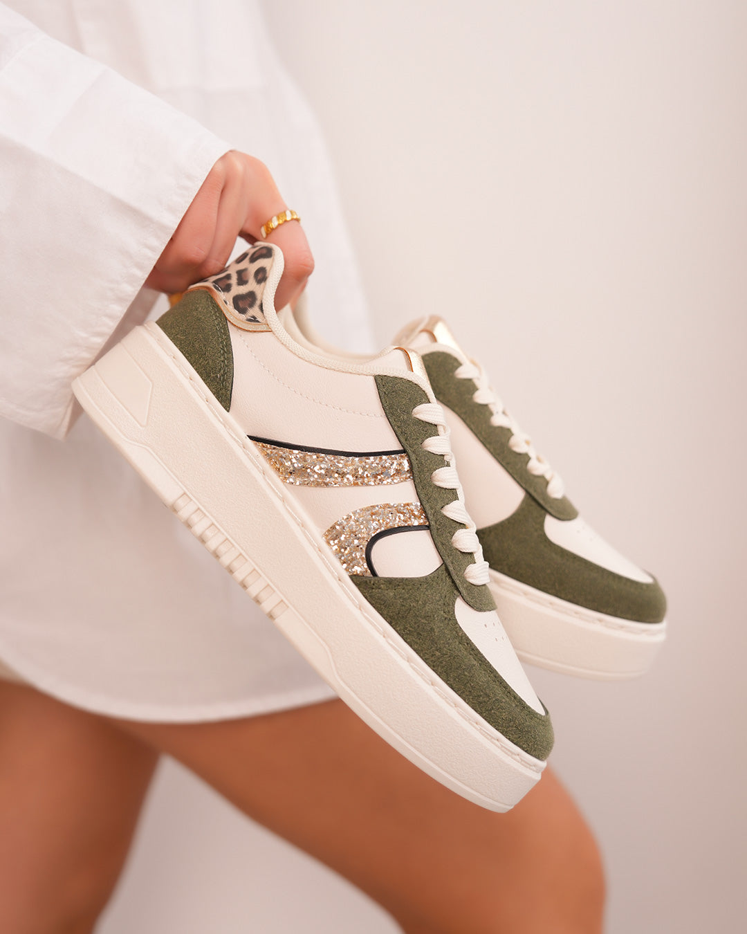 Basket blanche et kaki femme avec touches léopard et paillettes dorées
