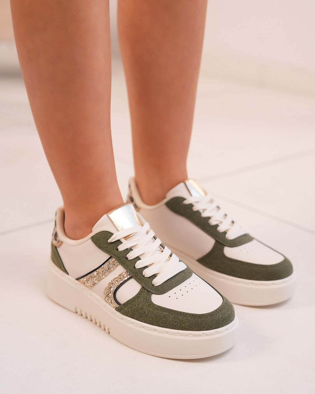 Basket blanche et kaki femme avec touches léopard et paillettes dorées