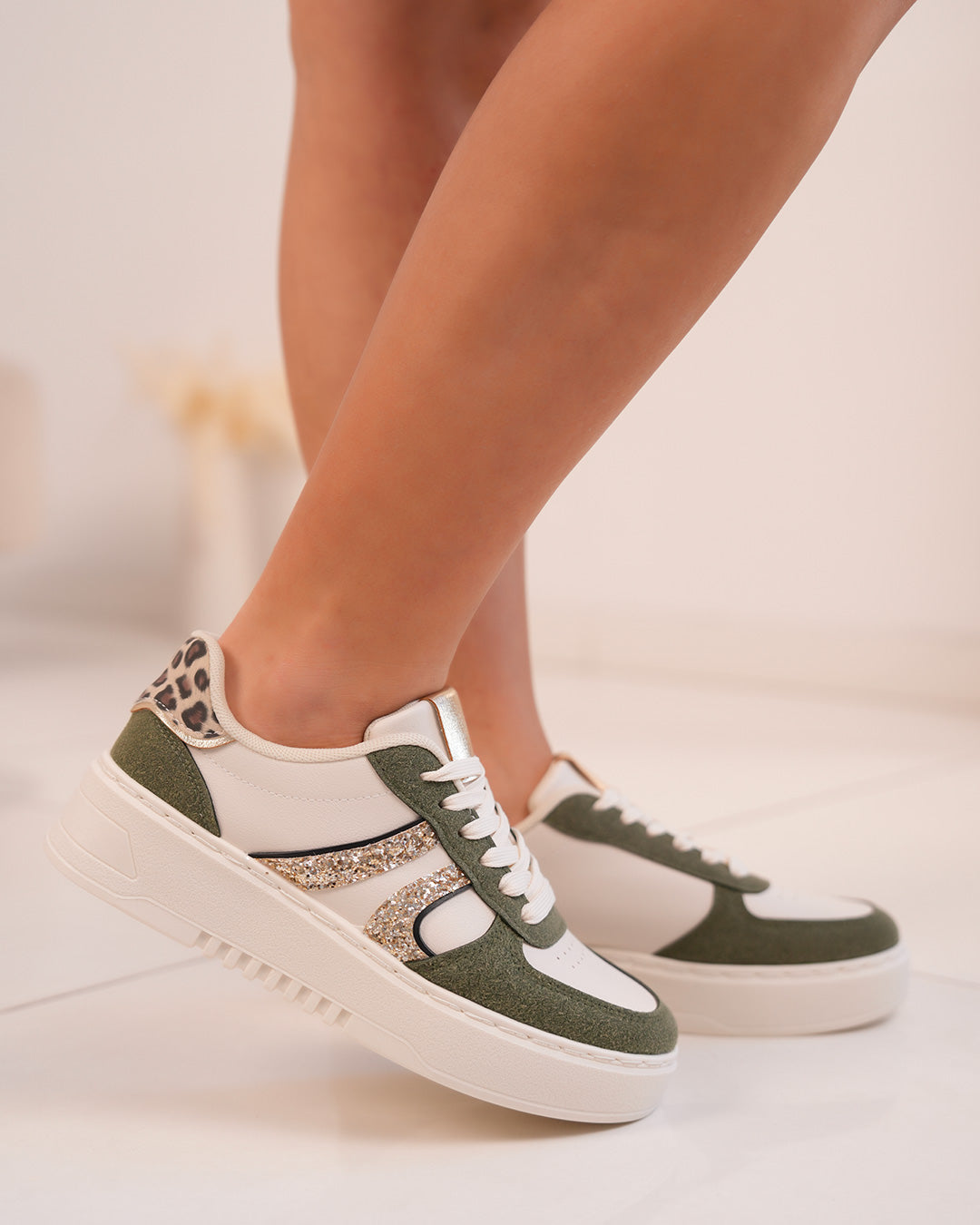 Basket blanche et kaki femme avec touches léopard et paillettes dorées