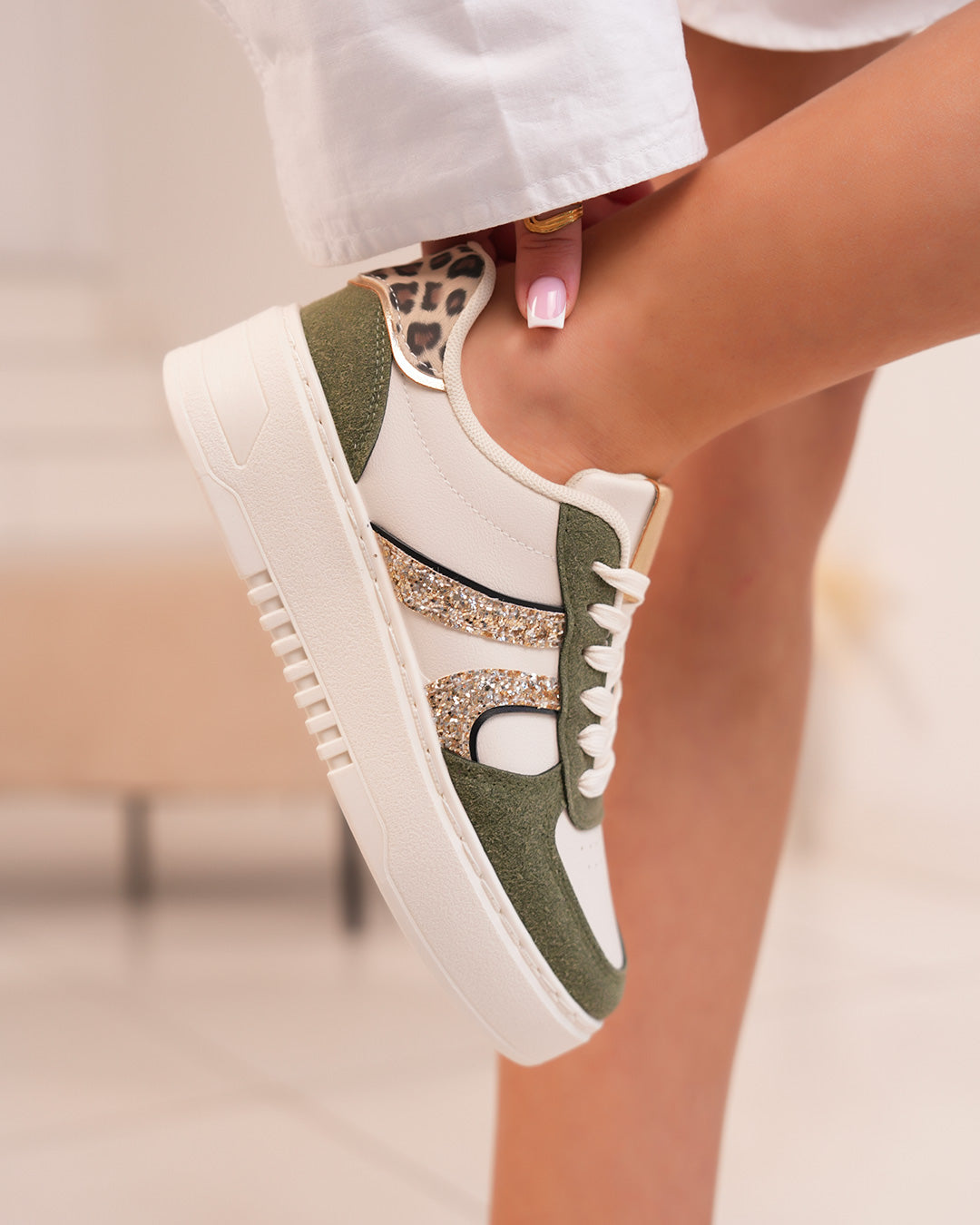 Basket blanche et kaki femme avec touches léopard et paillettes dorées
