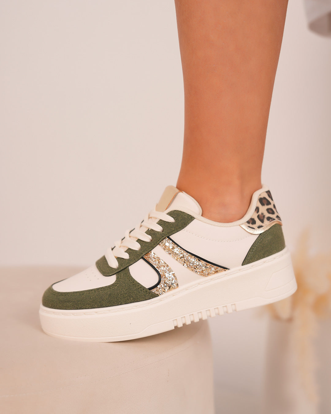 Basket blanche et kaki femme avec touches léopard et paillettes dorées