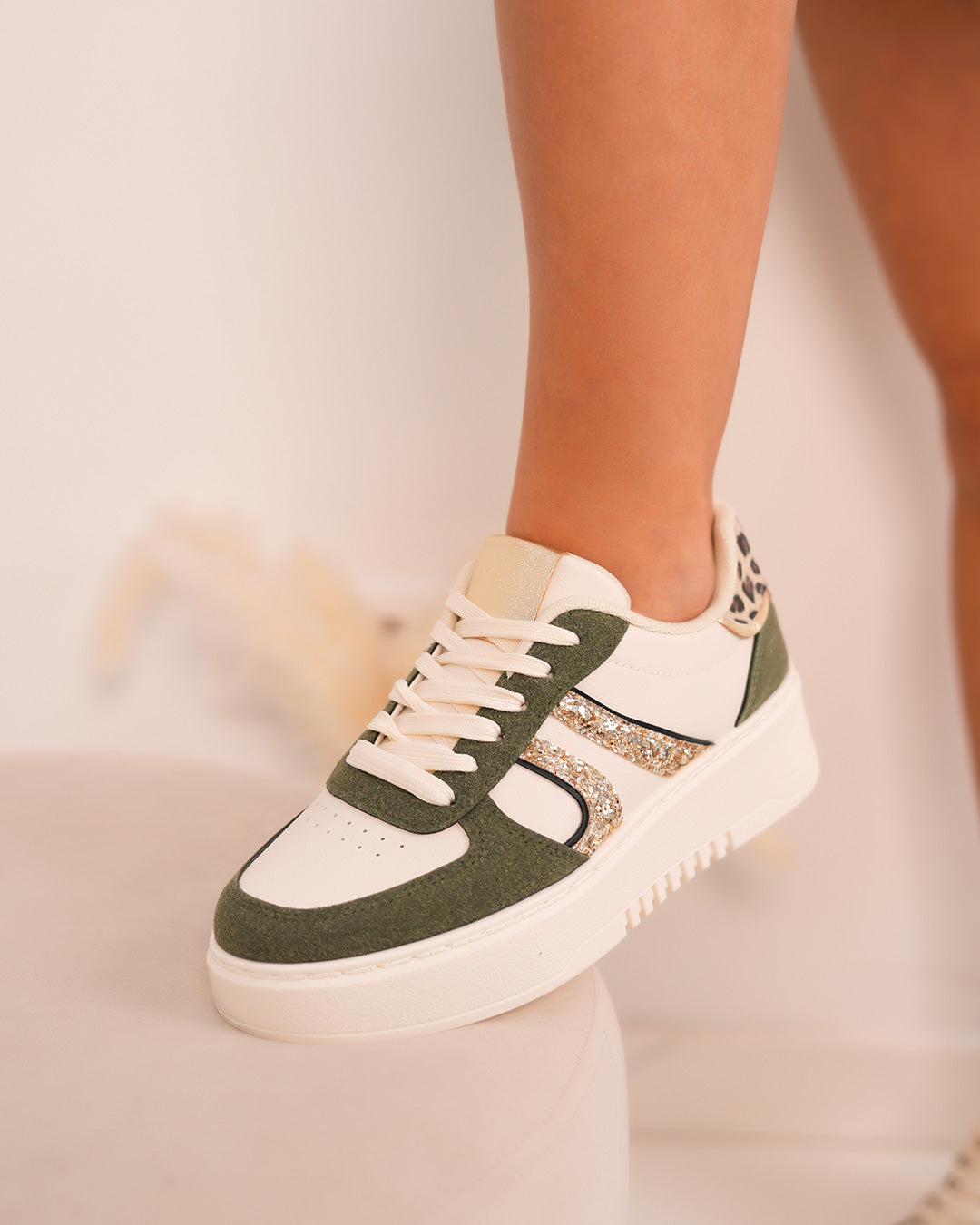 Basket blanche et kaki femme avec touches léopard et paillettes dorées