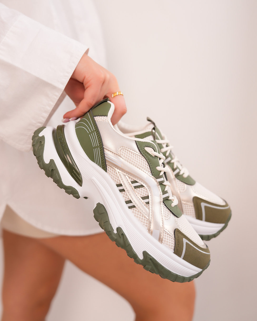 Basket blanche et kaki femme avec détails dorés et semelle épaisse