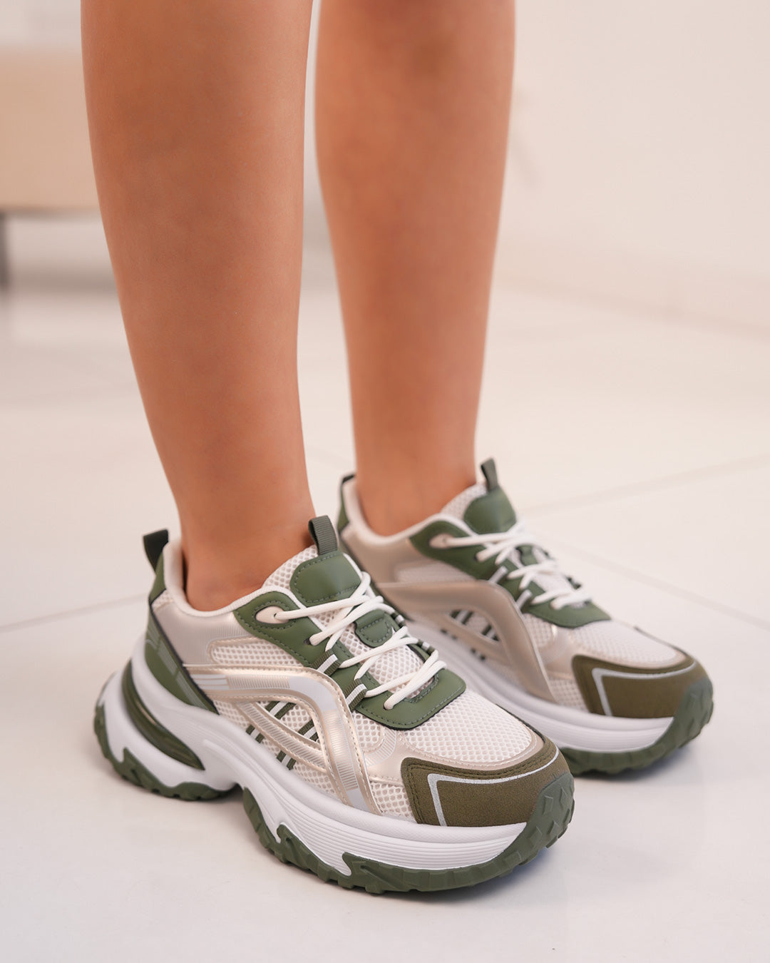 Basket blanche et kaki femme avec détails dorés et semelle épaisse