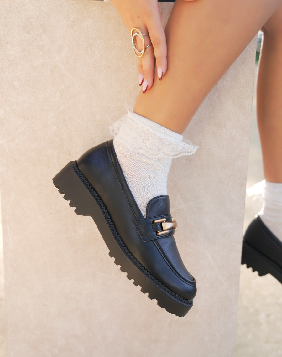 Mocassin femme noir chic avec bijou doré et semelle crantée confortable