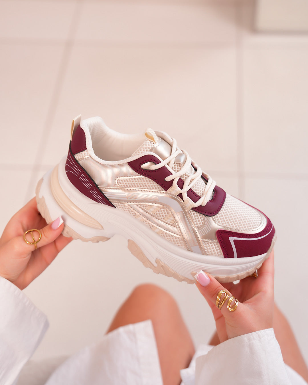 Basket blanche et bordeaux femme avec détails dorés et semelle épaisse