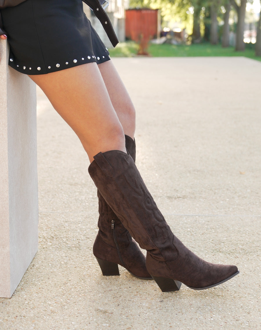 Botte femme marron style santiags en suédine avec talon biseauté et bout pointu