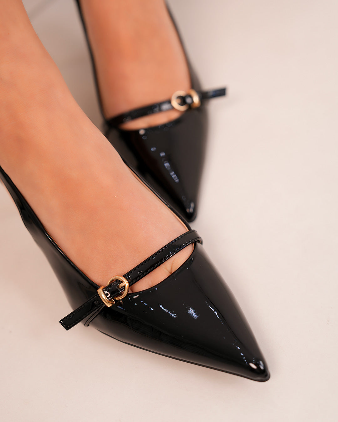 Escarpins noirs vernis femme avec bride fine et boucle dorée – Talon 4 cm