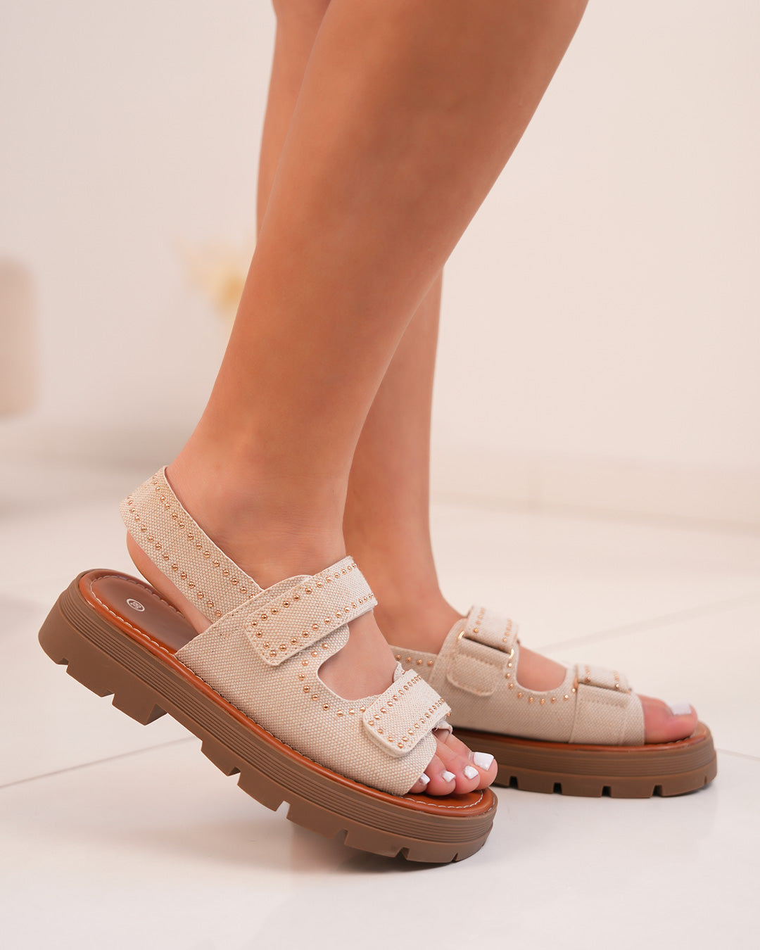 Sandales femme beiges en tissu avec clous dorés et semelle crantée