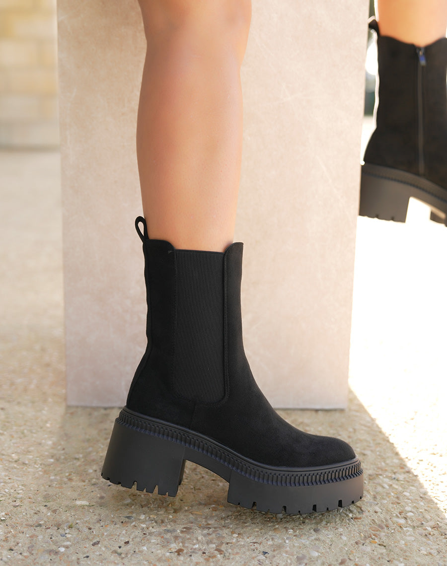 Bottines femme noires en suédine à plateforme et semelle crantée tendance