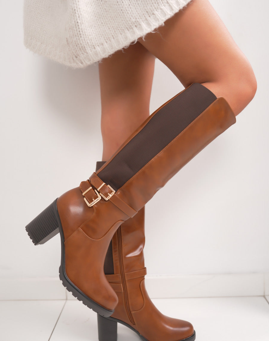 Bottes femme camel à talons hauts avec double boucles dorées et semelle crantée