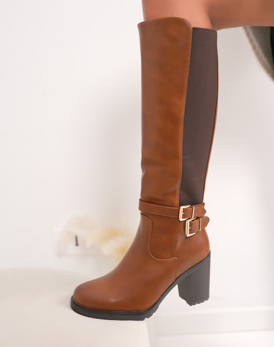 Bottes femme camel à talons hauts avec double boucles dorées et semelle crantée