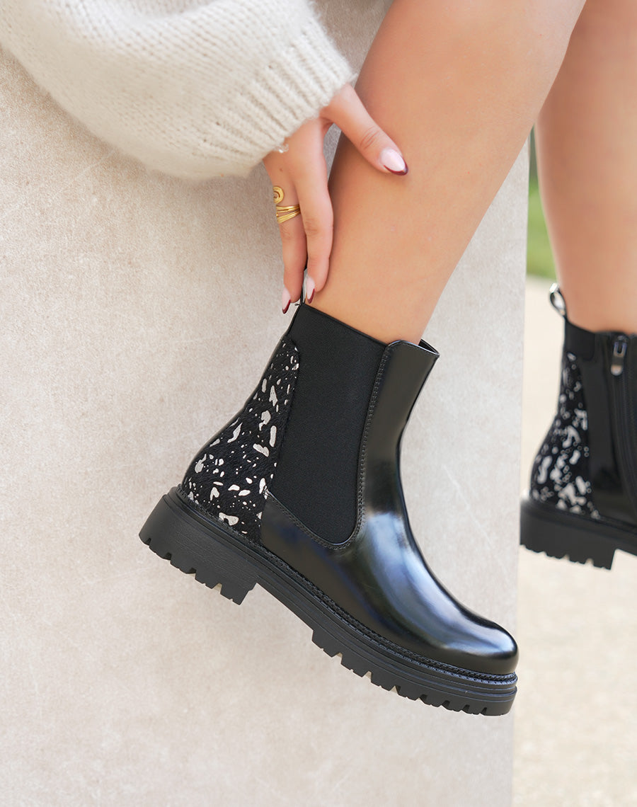 Bottines noires vernies style Chelsea à détail argenté