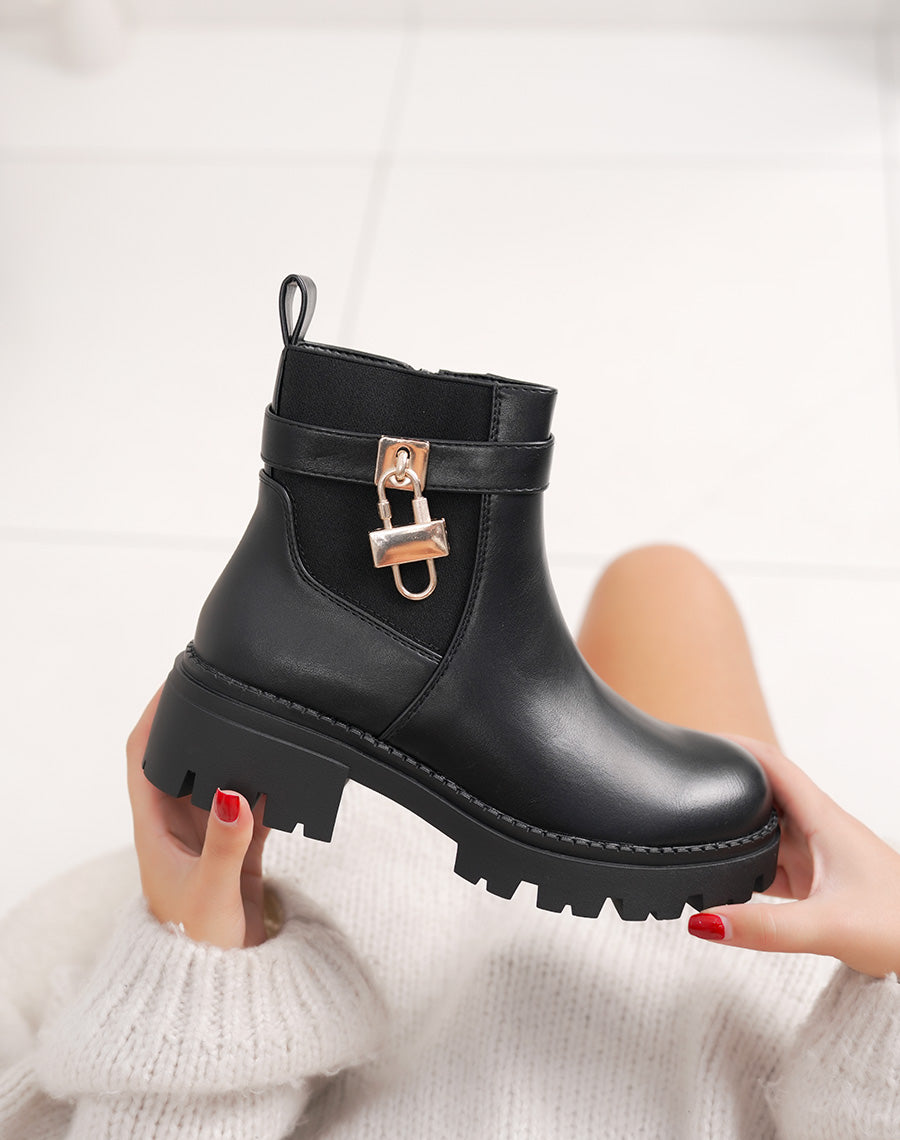 Bottines femme noires style chelsea à semelle crantée et détail cadenas doré