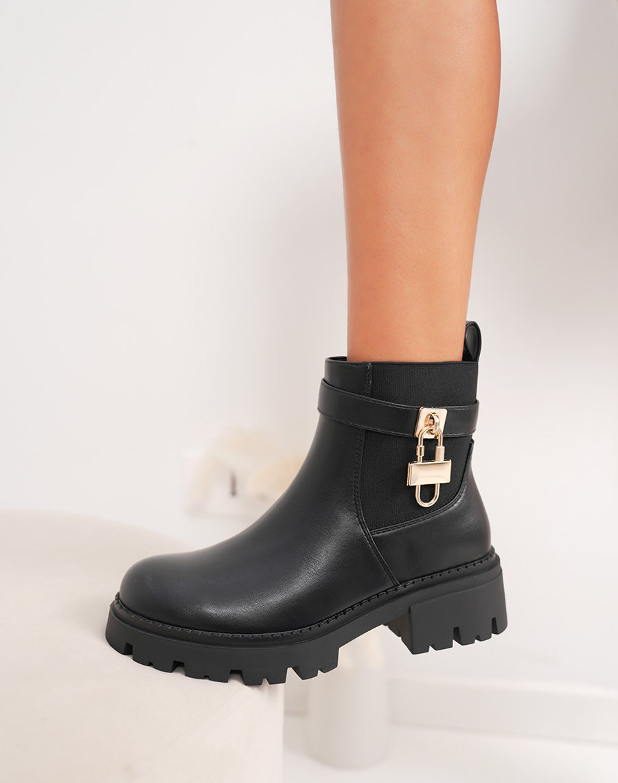 Bottines femme noires style chelsea à semelle crantée et détail cadenas doré
