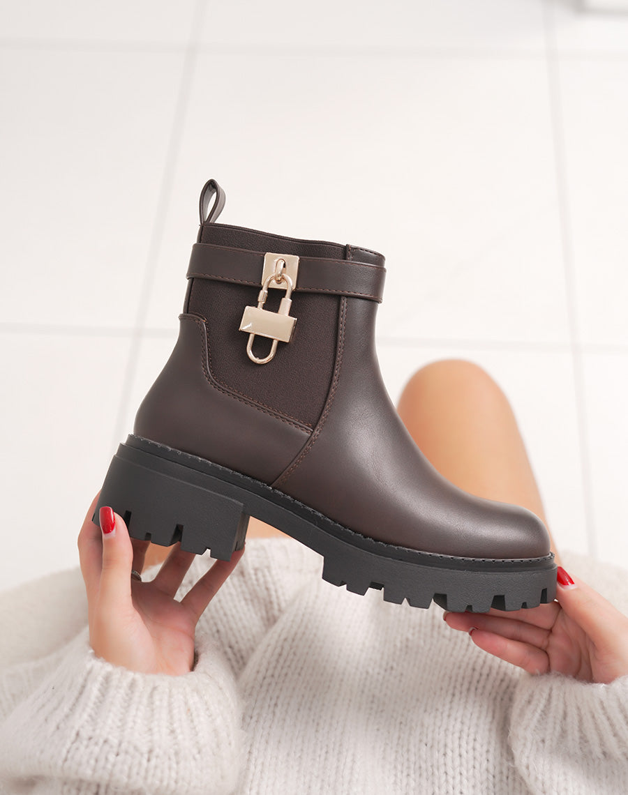 Bottines femme marron style chelsea avec semelle crantée et cadenas doré