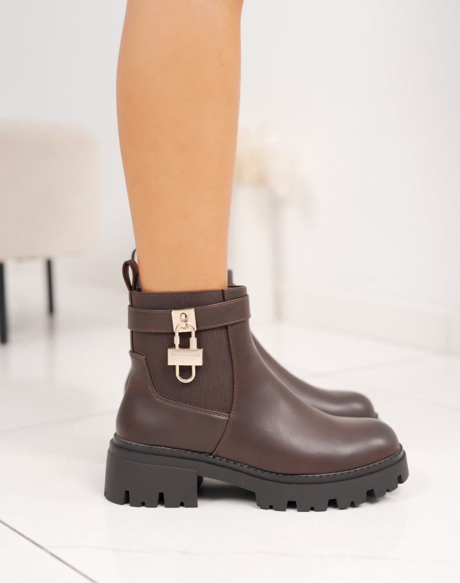 Bottines femme marron style chelsea avec semelle crantée et cadenas doré
