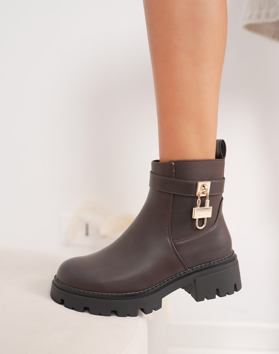 Bottines femme marron style chelsea avec semelle crantée et cadenas doré