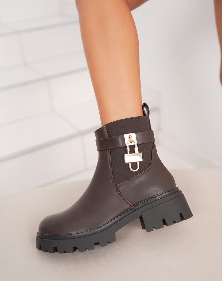 Bottines femme marron style chelsea avec semelle crantée et cadenas doré