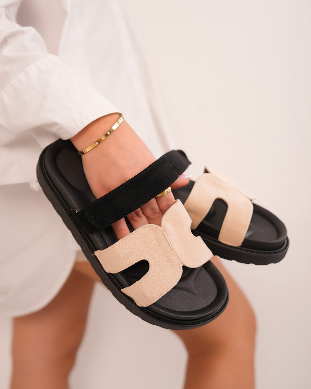Mules femme beiges et noires avec brides H et scratch