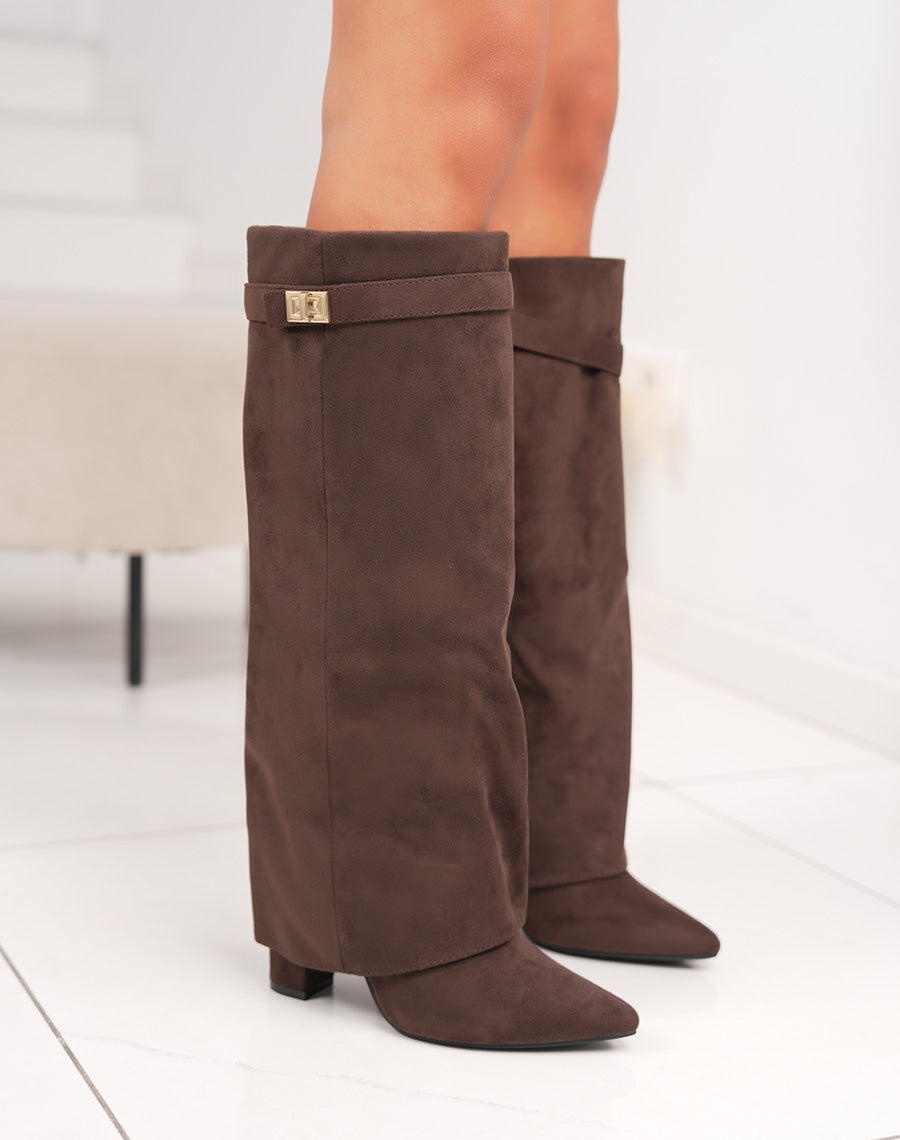 Bottes femme marron en suédine chic à bout pointu avec talon épais et cadenas doré