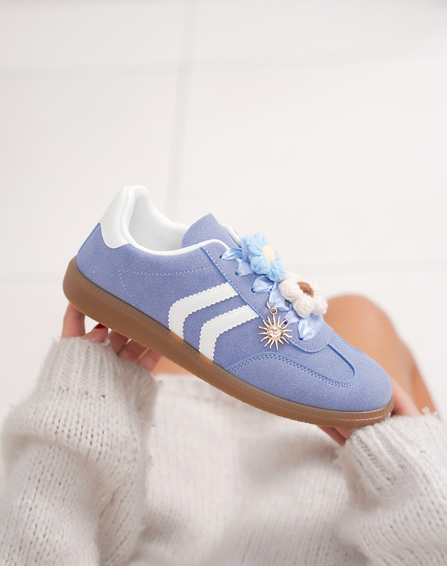 Basket femme bleu pastel tendance avec fleurs tricotées et bandes blanches
