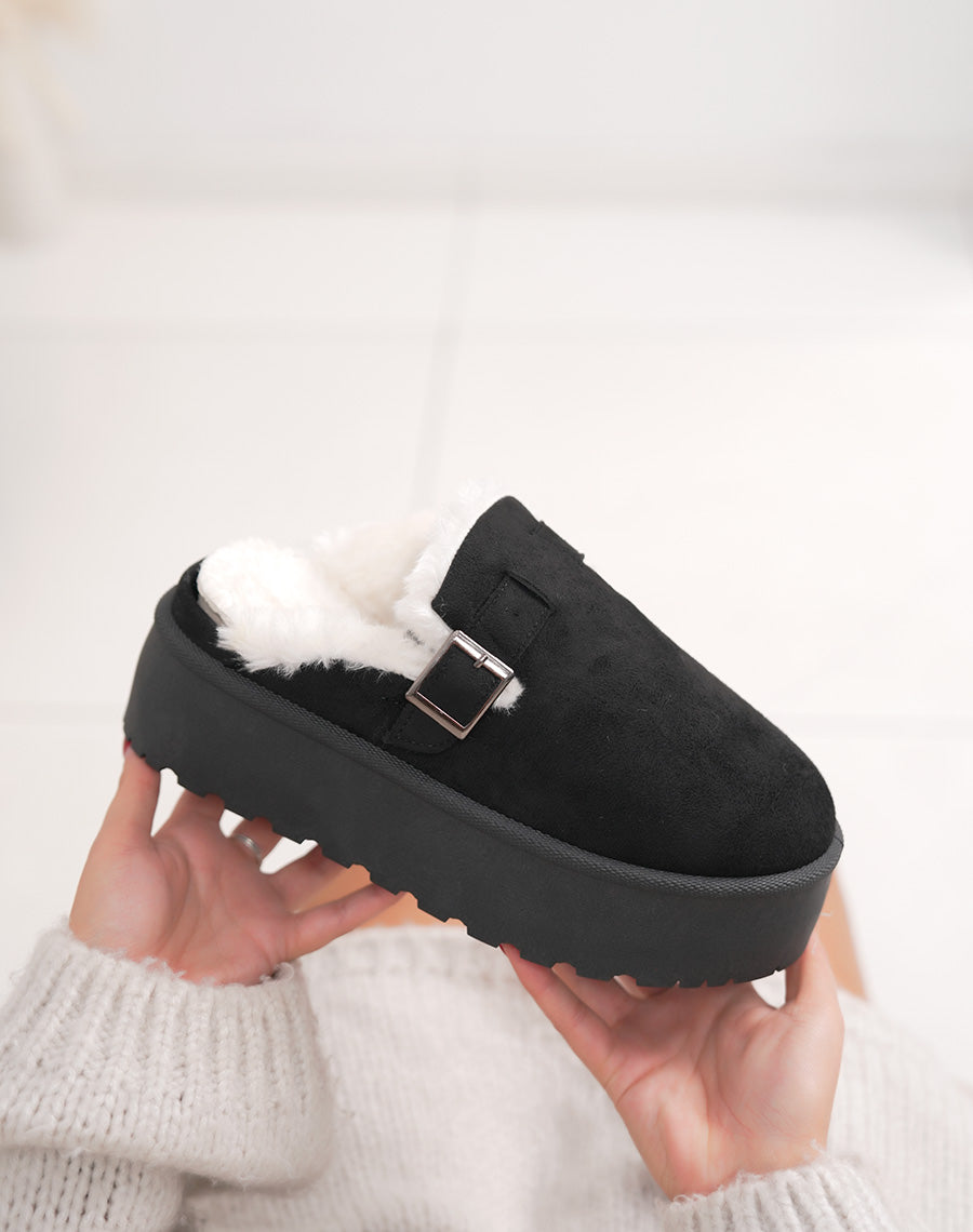 Mules femme noires en suédine à plateforme avec boucle argentée et intérieur fourré
