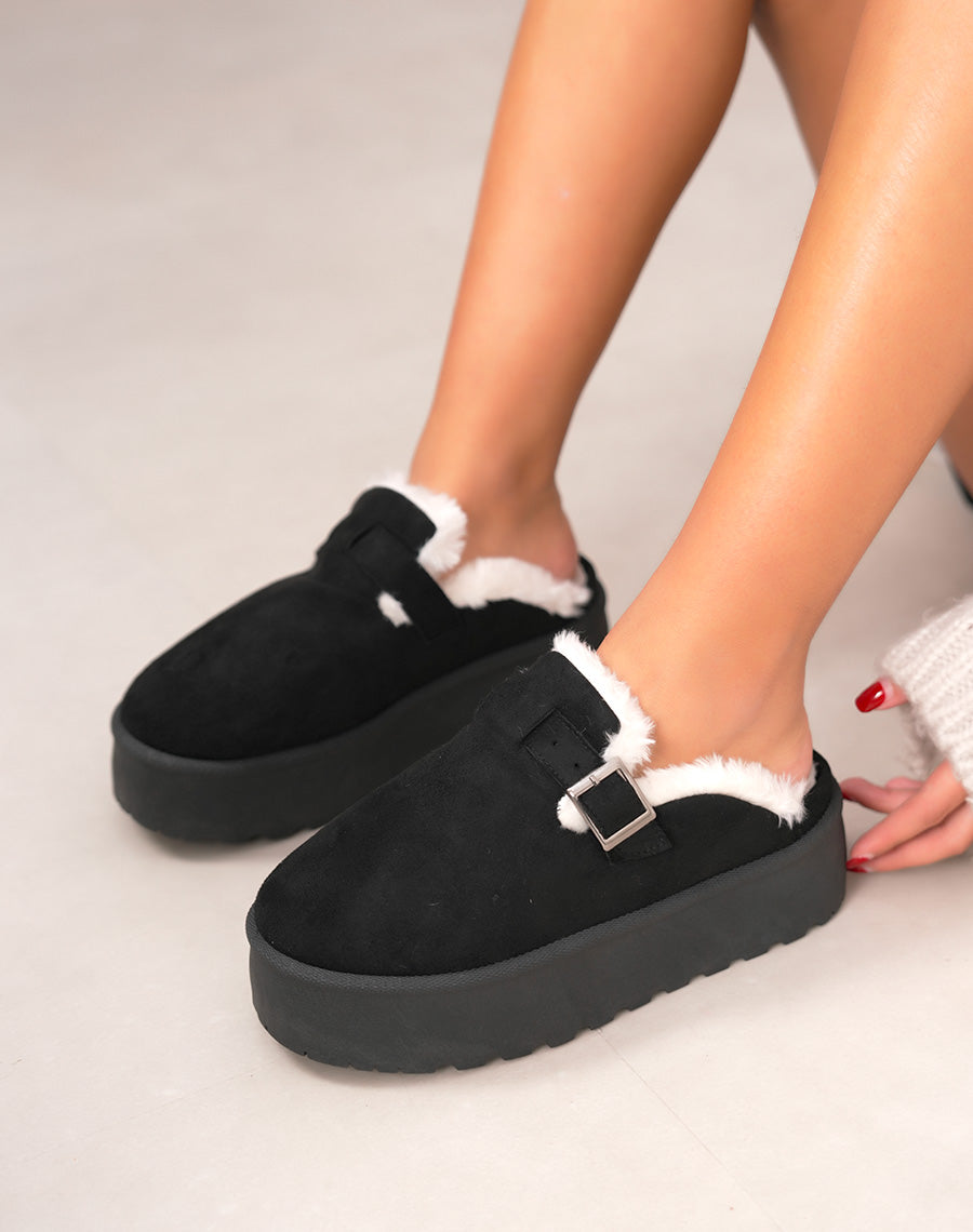 Mules femme noires en suédine à plateforme avec boucle argentée et intérieur fourré