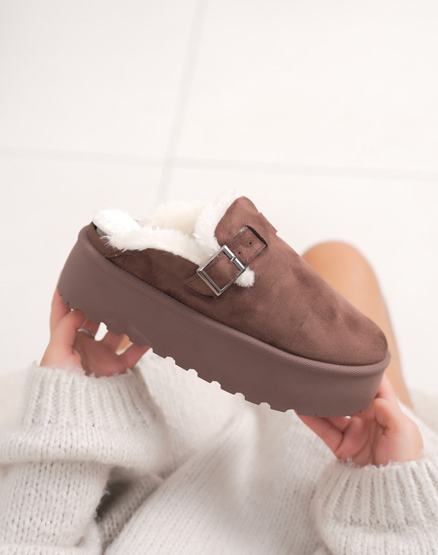 Mules femme marron en suédine à plateforme avec boucle argentée et intérieur fourré