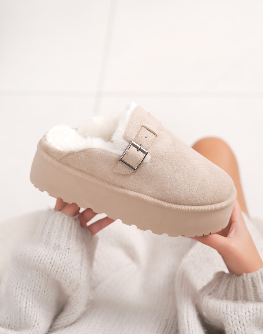 Mules femme beige en suédine à plateforme avec boucle argentée et doublure fourrée