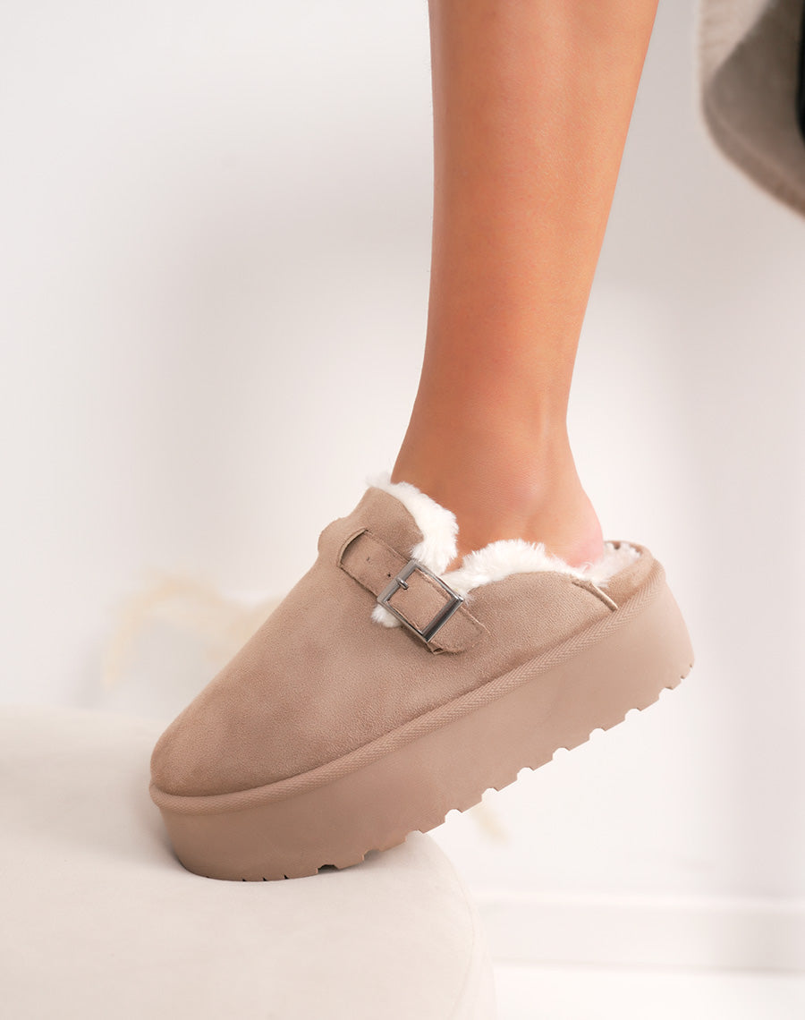 Mules femme taupe en suédine tendance avec boucle argentée et doublure fourrée