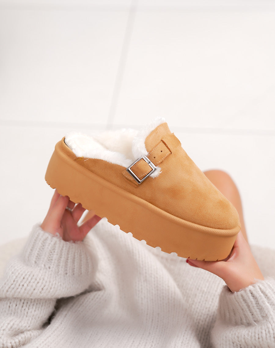 Mules femme camel en suédine à plateforme tendance avec boucle argentée et doublure fourrée