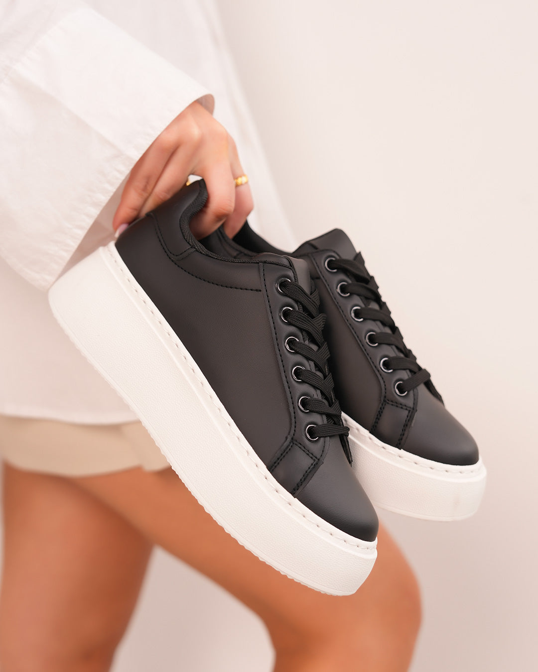 Basket femme noire à semelle blanche