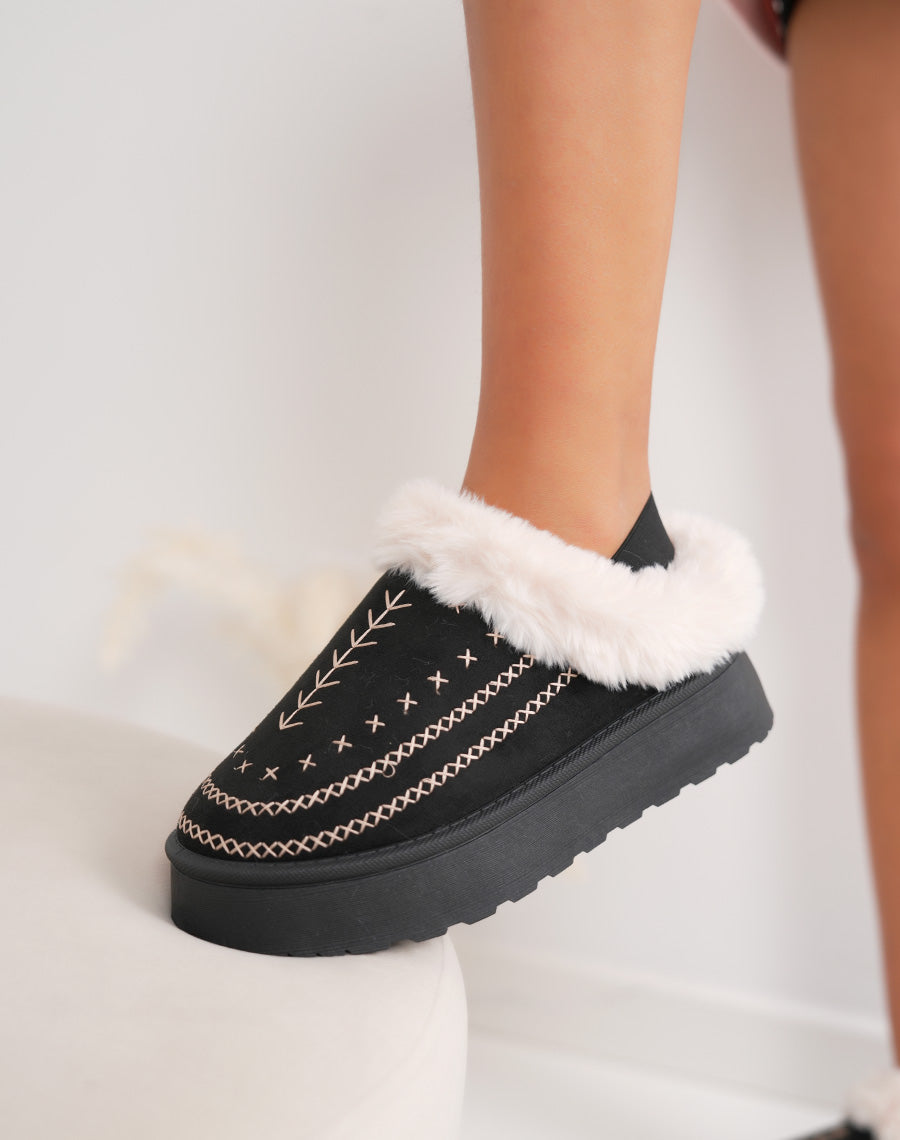 Mules femme noires à plateforme en suédine avec broderies et fourrure blanche